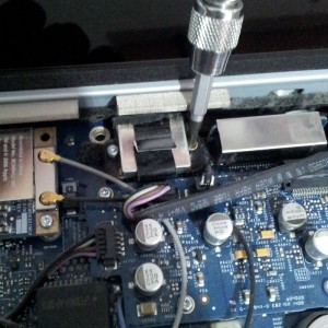 Desatornillar cable VGA de iMac